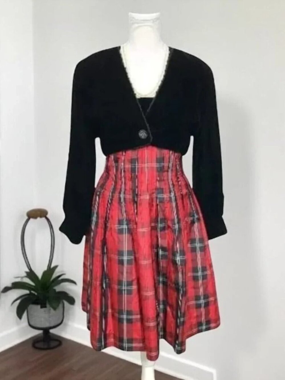 Vintage Black Velvet Silk Dress Set Size 10, Fits Like a Sz M 8 Black Red Plaid - Picture 2 of 16